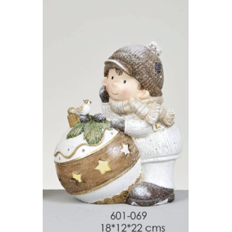 FIGURA NIÑO OTAWA CON BOLA DE NAVIDAD LED 22 CM